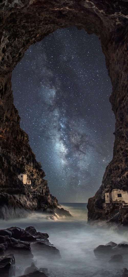 星空体育下载 App 单场详情页，比分大字居中，下方分布技术统计与历史交锋模块，手机屏幕清晰